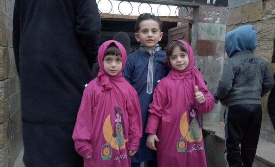 أطفال في غزة يصلون مع أسرهم إلى  المسجد العمري الأثري في البلدة القديمة بمدينة غزة لأداء صلاة العيد مع أسرهم.